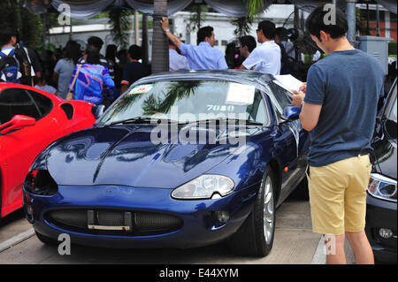 Bangkok, Thaïlande. 3 juillet, 2014. Un homme regarde une voiture de contrebande lors d'une vente aux enchères des douanes thaïlandaises à à Bangkok, Thaïlande, le 3 juillet 2014. Credit : Rachen Sageamsak/Xinhua/Alamy Live News Banque D'Images