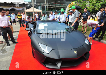 Bangkok, Thaïlande. 3 juillet, 2014. Les gens regardent une voiture de contrebande lors d'une vente aux enchères des douanes thaïlandaises à à Bangkok, Thaïlande, le 3 juillet 2014. Credit : Rachen Sageamsak/Xinhua/Alamy Live News Banque D'Images