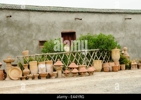 Pots en terre cuite et tajines à vendre au Maroc Banque D'Images