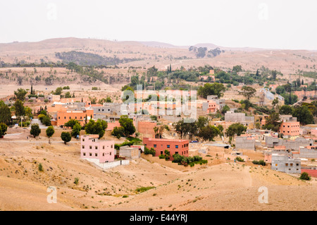 Village traditionnel berbère jusqu'aux montagnes de l'Atlas, Maroc Banque D'Images