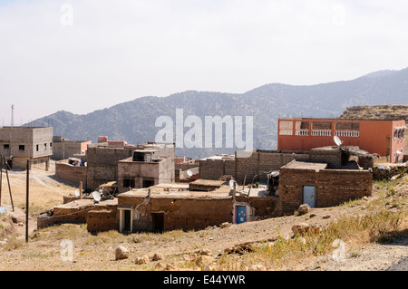 Paysage panoramique avec un typique village berbère, à l'Atlas, Maroc Banque D'Images