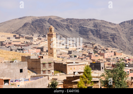 Paysage panoramique avec un typique village berbère, à l'Atlas, Maroc Banque D'Images