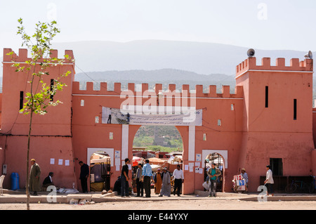 Paysage panoramique avec un typique village berbère, à l'Atlas, Maroc Banque D'Images