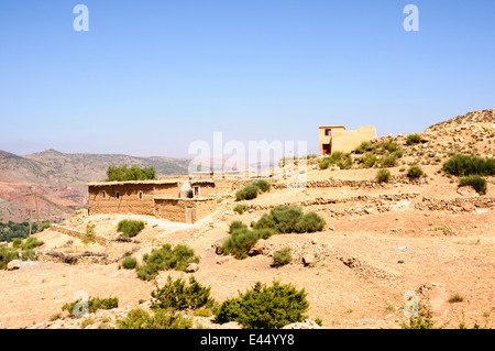 Paysage panoramique avec un typique village berbère, à l'Atlas, Maroc Banque D'Images