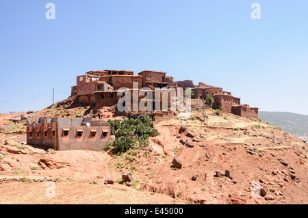 Paysage panoramique avec un typique village berbère, à l'Atlas, Maroc Banque D'Images