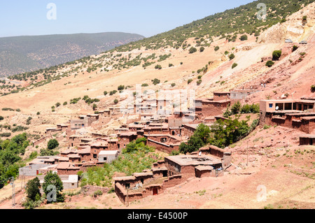 Paysage panoramique avec un typique village berbère, à l'Atlas, Maroc Banque D'Images