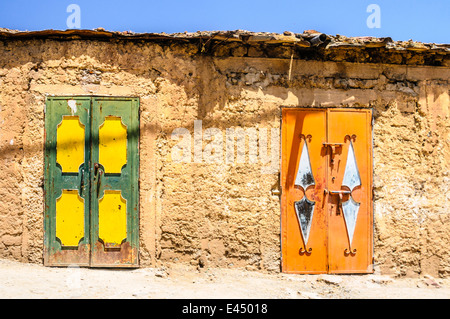 Multi-couleur des portes sur un bâtiment traditionnel berbère rural au Maroc Banque D'Images