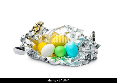 Peu de sucre coloré et des œufs en chocolat dans du papier aluminium pour célébration de Pâques Banque D'Images