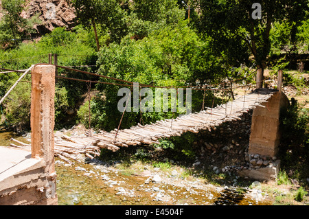 Un pont branlant potentiellement dangereux sur la rivière de l'Ourika, la vallée de l'Ourika, Atlas, Maroc Banque D'Images