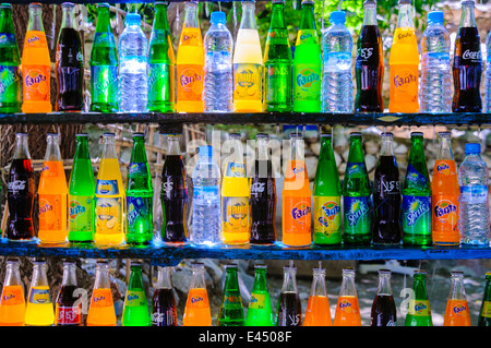 Bouteilles de boissons dans l'eau de la rivière détournée jusqu'aux montagnes de l'Atlas, Maroc Banque D'Images