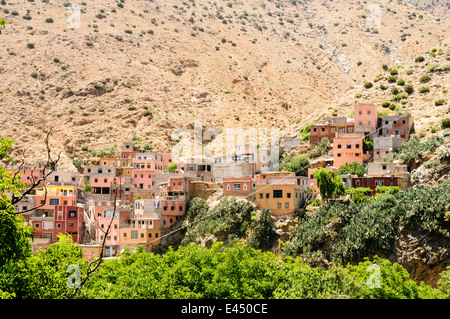 Village typiquement berbère dans les montagnes de l'Atlas Banque D'Images