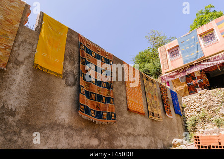 Des tapis marocain à vendre dans un village rural dans les montagnes de l'Atlas, Maroc Banque D'Images