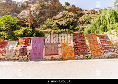 Des tapis marocain à vendre dans un village rural dans les montagnes de l'Atlas, Maroc Banque D'Images