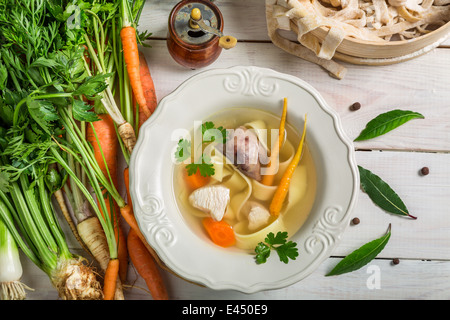 Soupe au poulet avec légumes et nouilles Banque D'Images