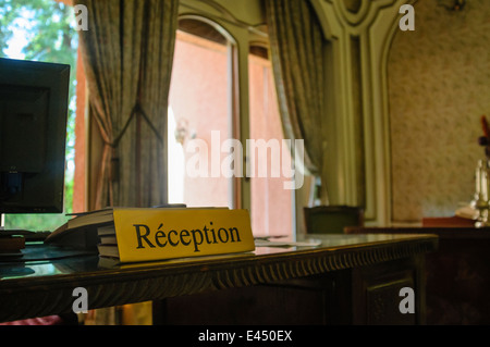 La réception de l'hôtel avec panneau disant 'Réception' Banque D'Images
