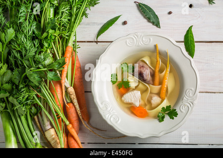 Soupe au poulet et nouilles faites avec des légumes frais Banque D'Images