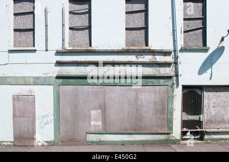 En ruine et barricadèrent boutiques Banque D'Images