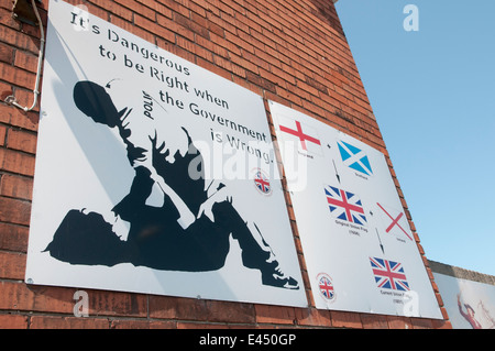 Inscrivez-vous sur un mur à Carrickfergus dire "c'est dangereux d'avoir raison quand le gouvernement a tort' Banque D'Images