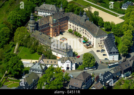 Vue aérienne, Château de Berleburg Castle, cour avec Castle Tavern, Bad Berleburg, Rhénanie du Nord-Westphalie, Allemagne Banque D'Images