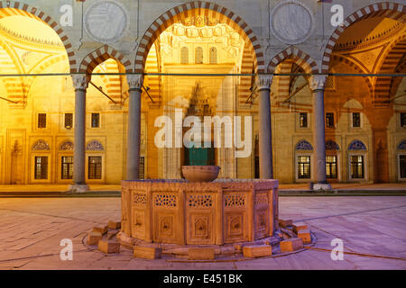 Fontaine de nettoyage dans la cour de la mosquée Selimiye, construite par Mimar Sinan, Edirne, à l'Est de la Thrace, Turquie Banque D'Images