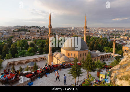 Jardin de thé au-dessus de Dergah Mosquée, Sanliurfa, Urfa, Şanlıurfa, le sud-est de l'Anatolie, Anatolie, Turquie Banque D'Images