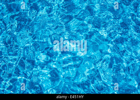 Surface de l'eau dans une piscine bleu Banque D'Images