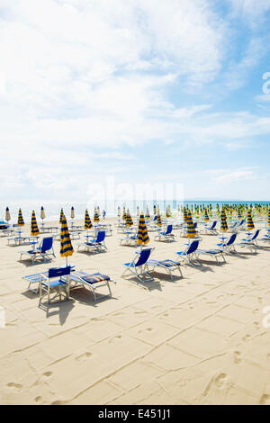 Transats sur la plage, Follonica, Province de Grosseto, Toscane, Italie Banque D'Images