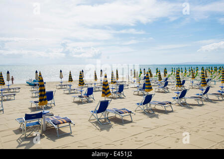 Transats sur la plage, Follonica, Province de Grosseto, Toscane, Italie Banque D'Images