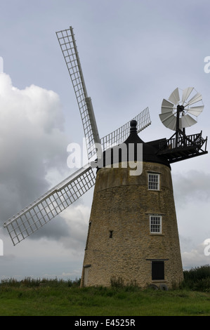 Le moulin entre Great Haseley et Great Milton Oxfordshire UK a récemment rénové avec ses nouvelles voiles équipé Banque D'Images