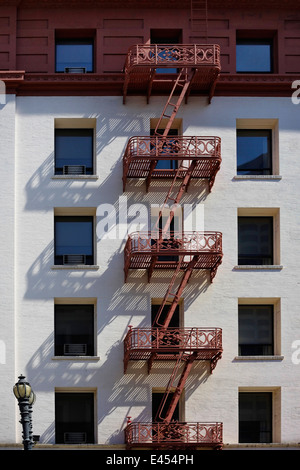 Escalier à l'extérieur du vieux bâtiment à San Francisco Banque D'Images