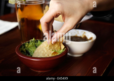 Un avocat - salsa basé appelé guacamole avec plaquettes Banque D'Images