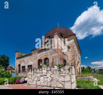 Mur commémoratif construit de fragments de pierres tombales, cimetière juif, la synagogue en ruine à Tchernivtsi, Ukraine, région de Bucovine Banque D'Images