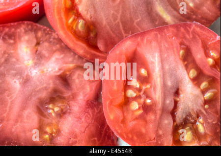 La tomate est le fruit rouge, souvent comestibles/berry du Solanum lycopersicum morelle heirloom tomato Banque D'Images