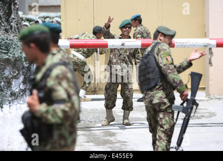 Kaboul, Afghanistan. 3 juillet, 2014. Les soldats de l'Armée nationale afghane montent la garde à l'extérieur de l'entrée d'un aéroport militaire à Kaboul, Afghanistan, le 3 juillet 2014. Deux roquettes a frappé l'aéroport de Kaboul le Jeudi, les pertes sont à craindre, une télévision locale a rapporté. Credit : Ahmad Massoud/Xinhua/Alamy Live News Banque D'Images