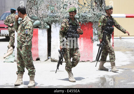 Kaboul, Afghanistan. 3 juillet, 2014. Les soldats de l'Armée nationale afghane montent la garde à l'extérieur de l'entrée d'un aéroport militaire à Kaboul, Afghanistan, le 3 juillet 2014. Deux roquettes a frappé l'aéroport de Kaboul le Jeudi, les pertes sont à craindre, une télévision locale a rapporté. Credit : Ahmad Massoud/Xinhua/Alamy Live News Banque D'Images