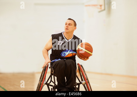 Joueur de basket-ball en fauteuil roulant holding ball Banque D'Images