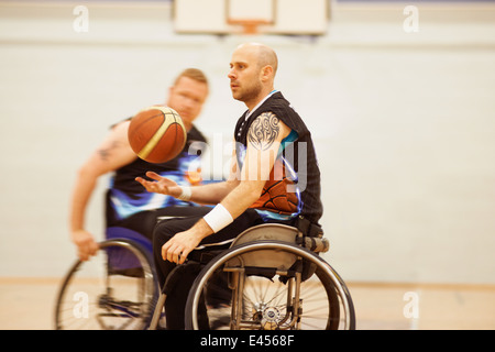 Joueur de basket-ball en fauteuil roulant balle rebondissante Banque D'Images