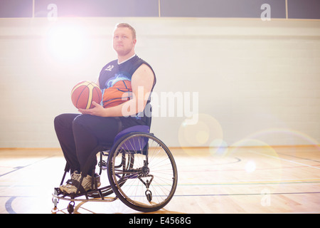 Joueur de basket-ball en fauteuil roulant holding ball Banque D'Images