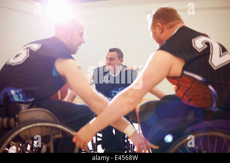 Les joueurs de basket-ball en fauteuil roulant de l'encouragement de l'équipe d'affichage Banque D'Images