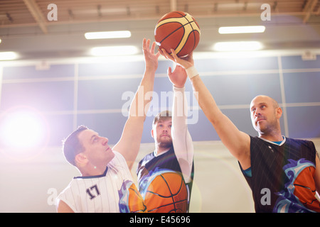 Les joueurs de basket-ball jouant au basket-ball en fauteuil roulant Banque D'Images