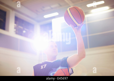 Joueur de basket-ball en fauteuil roulant visant ball Banque D'Images