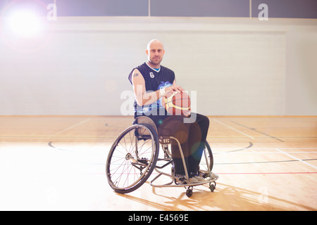 Joueur de basket-ball en fauteuil roulant holding ball Banque D'Images