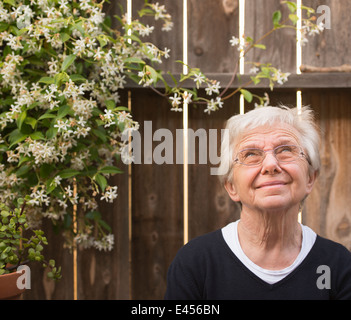 Portrait of smiling senior woman in garden le regard vers le haut Banque D'Images