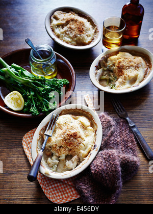 Still Life de snapper et le chou-fleur cuire tarte avec broccolini Banque D'Images