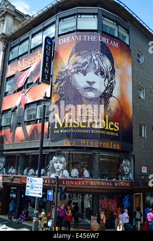 Queens Theatre montrant Les Miserables sur Shaftesbury Avenue, London, United Kingdom Banque D'Images
