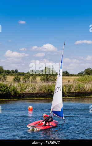 Garçon un Topper à canot à Beccles Sailing Club amateur sur la rivière Waveney à Beccles , Suffolk , Angleterre , Angleterre , Royaume-Uni Banque D'Images