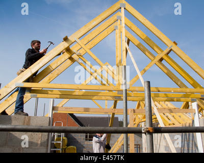 L bâtiment maison, la construction de toit, joiner fermes de toit en position de fixation Banque D'Images