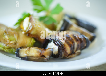 Rouleaux d'aubergines avec garniture de fromage sur une plaque Banque D'Images