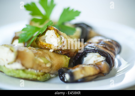 Rouleaux d'aubergines avec garniture de fromage sur une plaque Banque D'Images