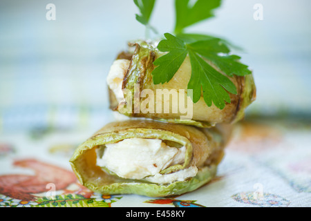 Rouleaux de courgettes avec garniture de fromage de persil Banque D'Images